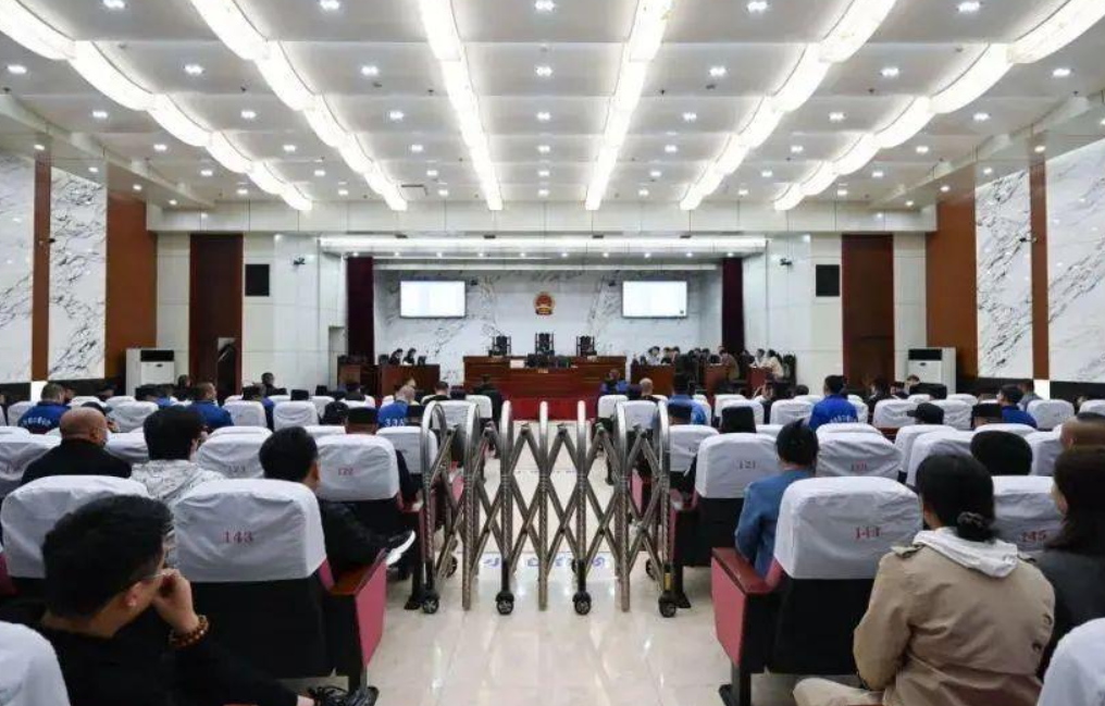 10月14日呼和浩特市赛罕区人民法院依法公开庭审一起27人聚众斗殴案