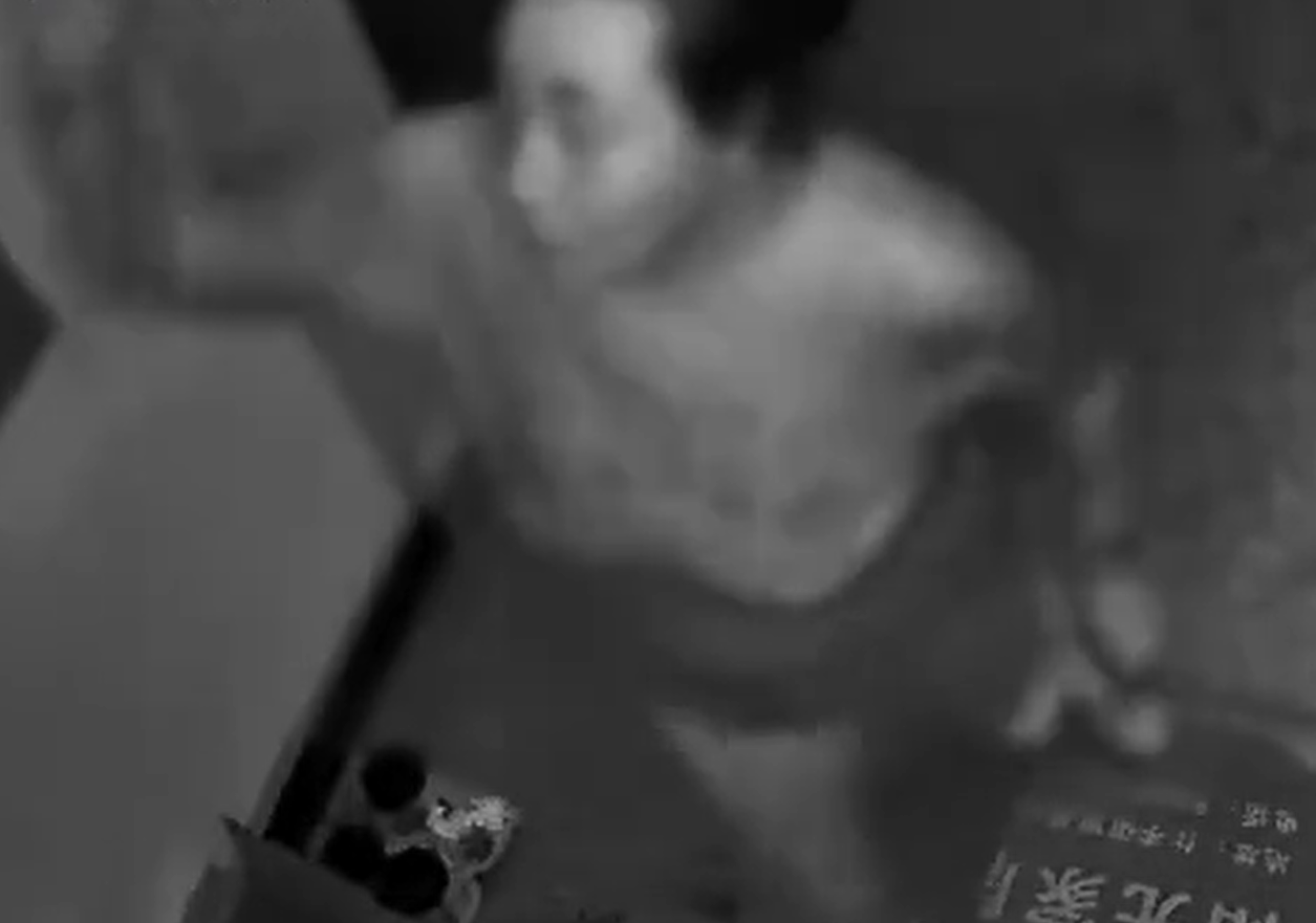 辽宁营口二手房主多次遭女子凌晨提斧砸门，妻子在坐月子吓得不轻