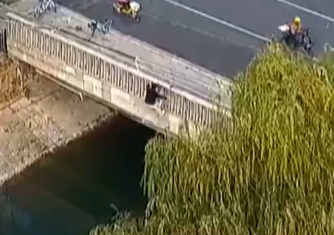 北京一男子因女友提分手飞身跳河，靠羽绒服漂流500米被救